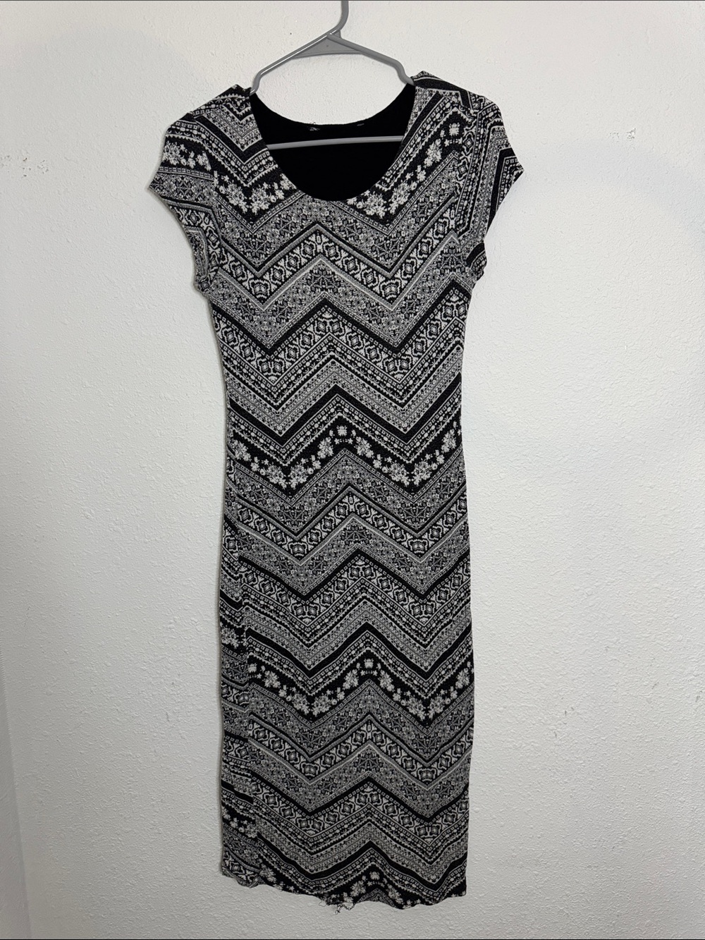 Black & White Chevron Midi Dress with Short Sleeves